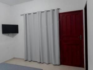 TV a/nebo společenská místnost v ubytování Onça Parda Hospedagens com Cachoeira Privativa