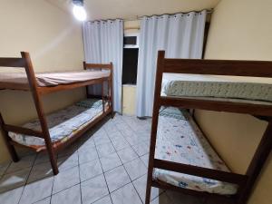 Kleines Zimmer mit 3 Etagenbetten. in der Unterkunft Apartamento a 4 min a pé da Praia das Castanheiras in Guarapari