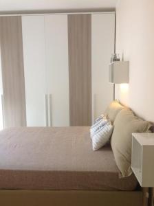 レトイアンニにあるCasa Vacanze Letojanniのベッドルーム1室(枕2つ付)