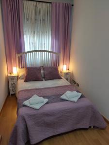1 dormitorio con 1 cama con 2 toallas en Ático - Piscina Málaga centro, en Málaga