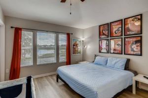 1 dormitorio con 1 cama y algunas fotos en la pared en T7673F Windsor Hills Resort 3Bed POOL Pet Friendly, en Orlando
