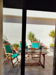una mesa y sillas en un patio con plantas en Ático - Piscina Málaga centro, en Málaga