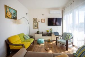 TV a/nebo společenská místnost v ubytování Apartments Sunshine with pool