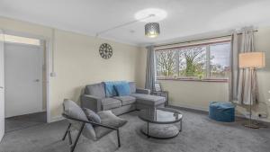 uma sala de estar com um sofá e uma mesa em Park Avenue - An Executive 2 Bed Suite with a Private Bathroom in Birmingham City Centre, 5 mins to City Hospital em Birmingham
