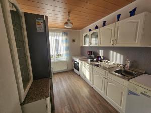 Dapur atau dapur kecil di Ferienhaus und Straußwirtschaft im Weinberg