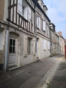 uma rua vazia ao lado de um edifício antigo em L'annexe de l'Abbaye em Auxerre