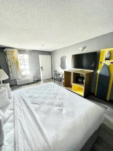 ein Schlafzimmer mit einem großen weißen Bett in einem Zimmer in der Unterkunft Baymont by Wyndham Dublin in Dublin