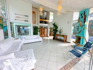 伊利亞貝拉的住宿－Casa incrível em Ilhabela com piscina e vista mar，客厅配有沙发和桌子
