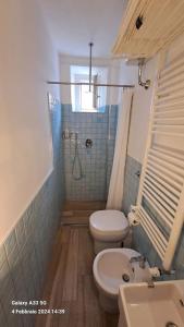La salle de bains est pourvue de toilettes, d'une douche et d'un lavabo. dans l'établissement Davantialmare, à Livourne