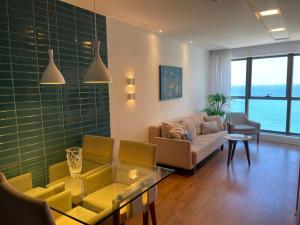 uma sala de estar com um sofá e uma mesa em HY Apartments & Hotels em Recife