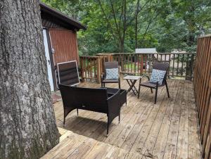 una terraza con sillas, una mesa y un árbol en Rustic Escape in Greenwood Lake en West Milford