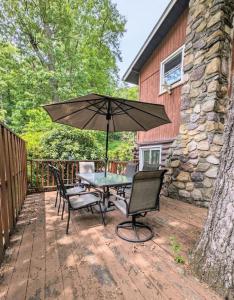 a patio with a table and chairs and an umbrella at Rustic Escape in Greenwood Lake in West Milford