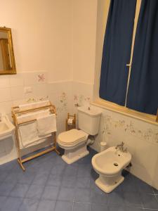 La salle de bains est pourvue de toilettes et d'un lavabo. dans l'établissement Appartamenti della Valle, à Trieste