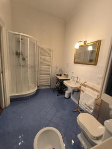 La salle de bains est pourvue de 2 toilettes, d'une douche et d'un lavabo. dans l'établissement Appartamenti della Valle, à Trieste
