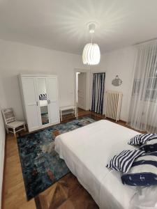 - une chambre avec un grand lit blanc et 2 oreillers dans l'établissement Appartamenti della Valle, à Trieste