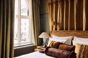um quarto com uma cama e uma grande janela em Villa Inkognito by Sommerro em Oslo