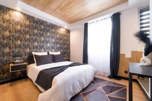 een slaapkamer met een groot bed en een muurschildering bij Le Black & White - 10 min Orly, 3 min gare Juvisy in Athis-Mons
