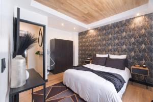 Un dormitorio con una cama grande y una pared en Le Black & White - 10 min Orly, 3 min gare Juvisy en Athis-Mons