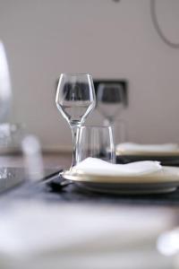 Le Black & White - 10 min Orly, 3 min gare Juvisy في أتيس مو: وجود كأس من النبيذ على طاولة