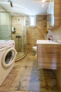 a bathroom with a shower and a washing machine at Villa Vienna in Káto Viánnos