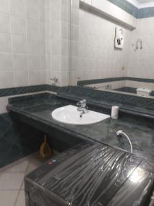 Ett badrum på شقه ٢٦٠م شارع جامعة الدول العربية الرئيسي