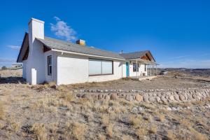 ein Haus mitten auf einem Feld in der Unterkunft Charming Farmington Home about 16 Mi to Aztec Ruins! in Farmington