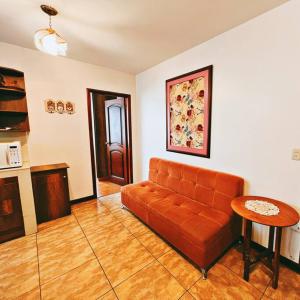 - un salon avec un canapé et une table dans l'établissement Departamento Vacacional en el Centro de Loja, à Loja