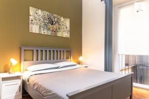sypialnia z łóżkiem i obrazem na ścianie w obiekcie Gli Appartamenti al Duomo w Katanii