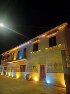 duży biały budynek z oświetleniem w nocy w obiekcie Casario do Vale Hospedagem e Eventos 