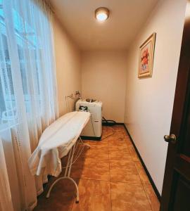 une chambre à l'hôpital avec un lit et une fenêtre dans l'établissement Departamento Vacacional en el Centro de Loja, à Loja