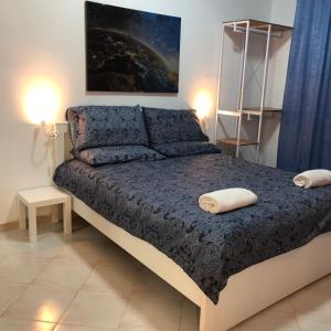 ミラノにあるB&B Apartment San Siro Stadio 132の枕が2つ置かれたベッドのある寝室