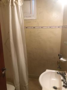 Et badeværelse på Hotel LB + 5 billeder