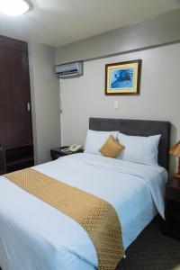 1 dormitorio con 1 cama blanca grande con almohadas blancas en Hotel La Joya, en Huaraz