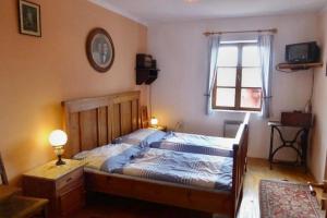 Un dormitorio con una cama grande y una ventana en Hospoda na statku, en Kadov