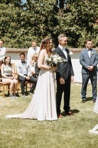 Una novia y un novio caminando por el pasillo en su boda en Hospoda na statku en Kadov