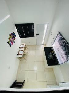 vista sul soffitto di una cucina con lavandino e bancone di DuPai Sorocaba 11 a Sorocaba