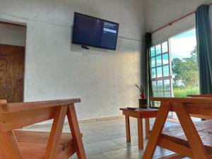 een woonkamer met een flatscreen-tv aan de muur bij La Familia in Colonia Carlos Pellegrini