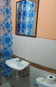 y baño con lavabo, aseo y espejo. en Hospedaje Vacacional - Colca, en Chivay