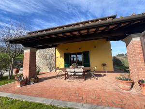 a patio with a table and a roof at Villa Cerretina in Cerreto Guidi