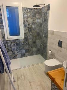 een badkamer met een douche, een toilet en een wastafel bij Isola di Marettimo casa vacanze in Marettimo