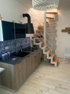 uma cozinha com uma escada em espiral num quarto em Isola di Marettimo casa vacanze em Marettimo