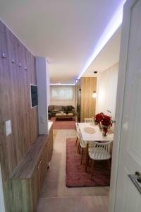 uma sala de estar com uma mesa e uma sala de jantar em Suzana's Urban apartment em Tessalônica