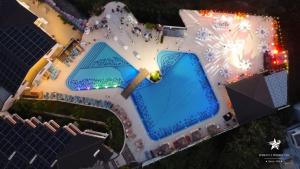 Bazén v ubytování Chateau Linza Resort nebo v jeho okolí
