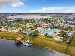 een luchtzicht op een resort op het water bij Storey Lake Resort Near Disney Universal in Kissimmee