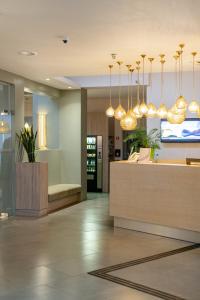 um átrio com uma recepção e luzes em Hotel & Aparthotel Alize Mouscron em Mouscron