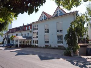 ein großes weißes Gebäude auf einer Straße in der Unterkunft Hotel Sonne in Bad Homburg vor der Höhe