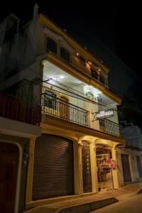 un edificio con un balcón en el lateral. en Hotel Los Manantiales en Panajachel