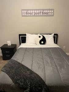 Un dormitorio con una cama con un oso panda. en Luxe Lavish w/ Pool en Houston