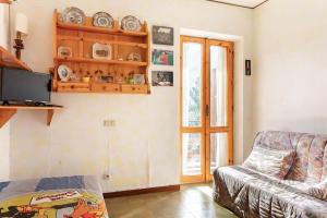 a living room with a couch and a tv at Monolocale incantevole con una vista panoramica in Filettino