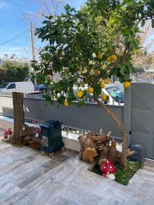 eine Gruppe ausgestopfter Tiere unter einem Zitronenbaum in der Unterkunft Enna House 1 in Athen